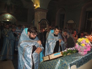 в Покровском кафедральном соборе г. Урюпинска совершено праздничное Всенощное бдение