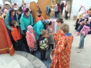 Праздничная Божественная литургия для детей в день Светлого Воскресения в Покровском кафедральном соборе г. Урюпинска